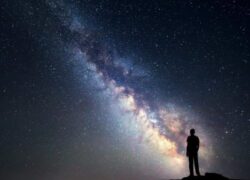 دنیای باعظمت زمین بازی انسان‌ها است
