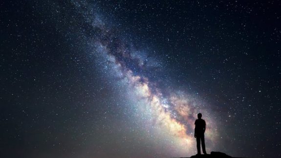 دنیای باعظمت زمین بازی انسان‌ها است